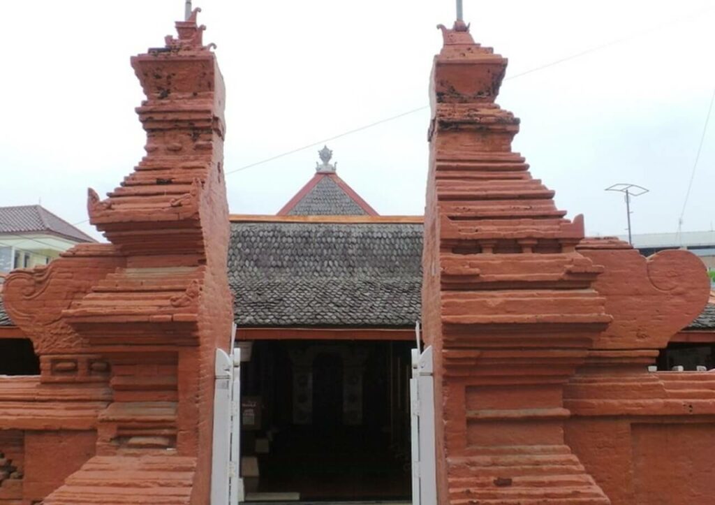 gapura bata expose Cirebon dengan bata merah press
